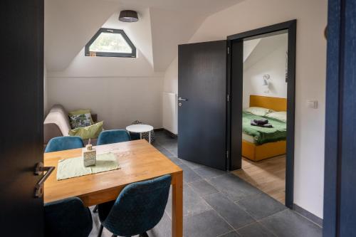 une chambre avec une table à manger et une chambre dans l'établissement Apartment MOUNTAIN PARADISE Golte, à Mozirje