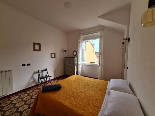 a bedroom with a bed and a window at Casetta in Centro, a Chiavari, by Cinqueterrecoast in Chiavari