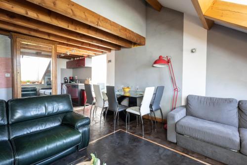 un salon avec un canapé et une table dans l'établissement Linessa, à Embrun