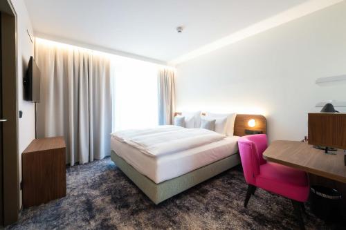 Hotel Le Parc tesisinde bir odada yatak veya yataklar