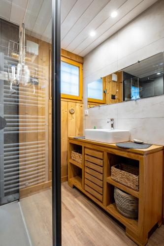 une salle de bain avec un lavabo et une douche dans l'établissement Le Chalet Perce-Neige, aux Angles