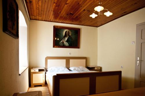 1 dormitorio con 1 cama con una pintura en la pared en Holiday Home 'Pekovo 1825', en Ljubno