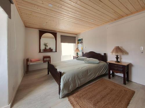 ein Schlafzimmer mit großem Bett und Holzdecke in der Unterkunft Julia Old Village by Lisbon Village Apartments in Terrugem