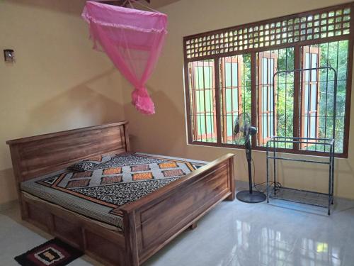 Cama ou camas em um quarto em Jungle Village Homestay