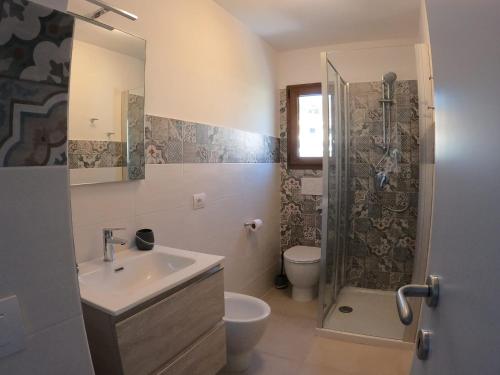 bagno con doccia, lavandino e servizi igienici di Appartamento Marina a Portoferraio
