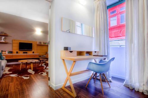 um quarto com uma secretária e uma cadeira azul em Premium Design Central Suite em Valletta