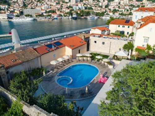 Una vista aérea de una piscina en un edificio. en Bova Luxury Rooms, en Dubrovnik