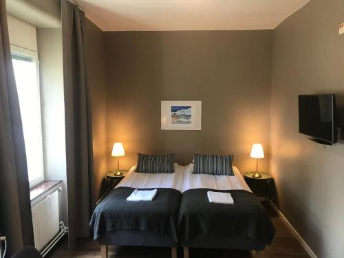 - une chambre avec un lit et deux oreillers dans l'établissement Sidsjö Hotell & Konferens, à Sundsvall