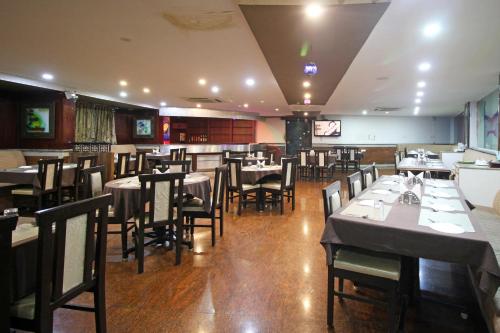 Restoran või mõni muu söögikoht majutusasutuses Mahendra Hotel