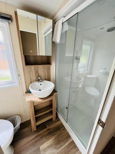 Koupelna v ubytování Wentbridge Lodge with Hot Tub