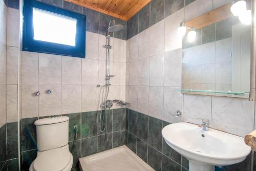 une salle de bain avec toilettes, lavabo et miroir dans l'établissement Mirage Arillas Studio Type A9, à Arillas