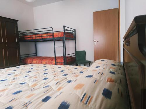 een slaapkamer met een bed en een stapelbed. bij B&B L'uva Fragolina in Reggio Emilia
