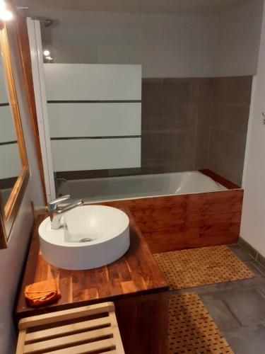 a bathroom with a sink and a bath tub at ancienne maison des templiers in Gouillons