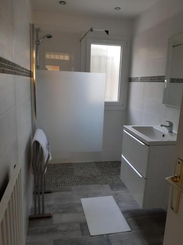une salle de bain blanche avec un lavabo et une douche dans l'établissement F4 au cœur de Toulon 7 nuits minimum Wifi et parking commun gratuit, à Toulon