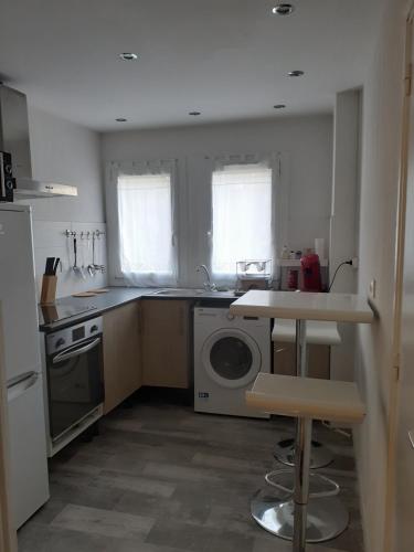 une cuisine avec un évier et une machine à laver dans l'établissement F4 au cœur de Toulon 7 nuits minimum Wifi et parking commun gratuit, à Toulon