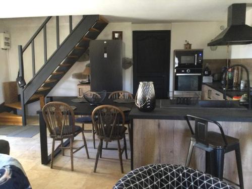 拉納斯的住宿－La Ferme de Beauregard SPA -LANARCE 07660 - jacuzzi et sauna，厨房配有带椅子的柜台和冰箱。