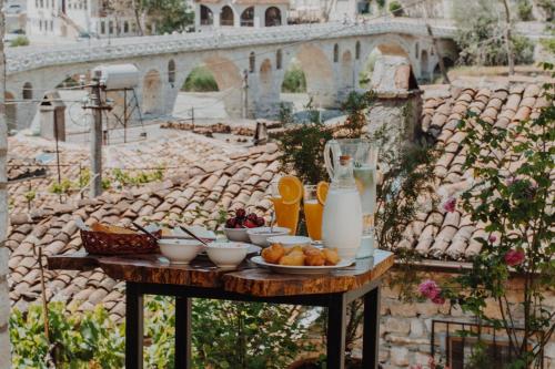 una mesa con un plato de comida y leche en Tradita e Beratit, en Berat