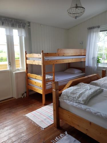 Katil dua tingkat atau katil-katil dua tingkat dalam bilik di Vare 4