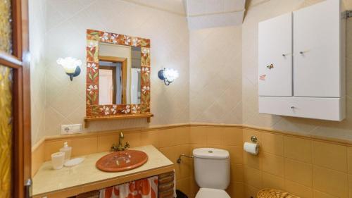 Ένα μπάνιο στο Villa Fuente Pintá Arenas by Ruralidays