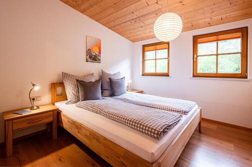 1 dormitorio con 1 cama grande en una habitación en Ferienwohnung Brunnäcker en Bad Hindelang