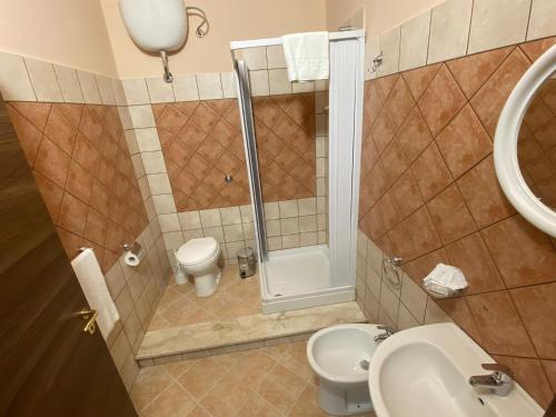 een badkamer met een douche, een toilet en een wastafel bij Monte Mosè in Agrigento