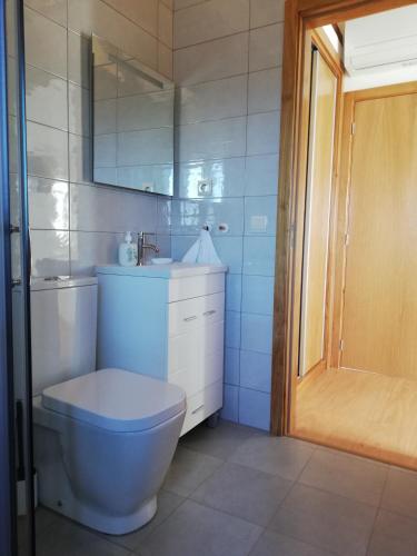 a bathroom with a toilet and a sink and a shower at Quintinha dos Emigrantes in Cujó