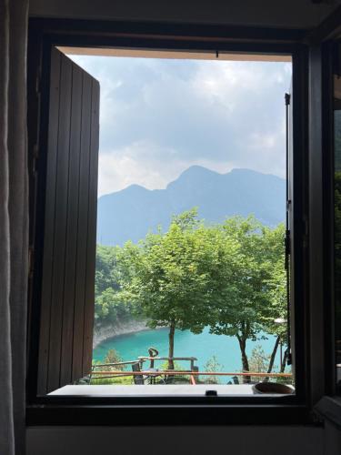 a window looking out at a view of a lake at Albergo Wellness Da Febo in Tramonti di Sotto