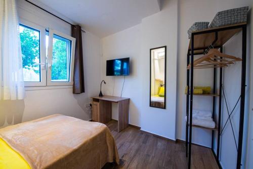 - une chambre avec des lits superposés et un miroir dans l'établissement Lemon Garden Stylish private apartment, à Kalamata