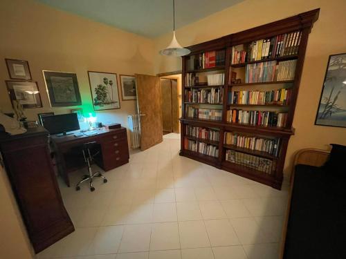 Biblioteca en el apartamento