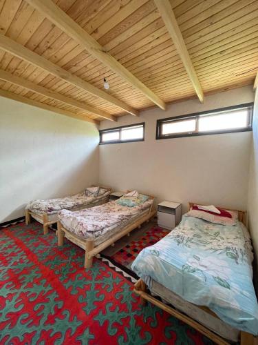 Una cama o camas en una habitación de Guest House Guljan