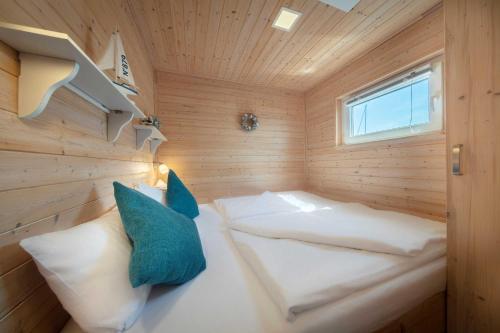 מיטה או מיטות בחדר ב-Hausboot Bosse