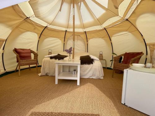 TanderupにあるMellem-rummet Guesthouse & Glampingのテント内のベッド2台が備わる部屋