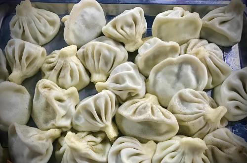 a pile of uncooked dumplings on a table at Ekas Rosengarten in Gori