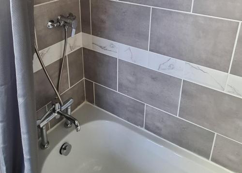 Bathroom sa Inviting 1-Bed Apartment in Campbeltown Loch views