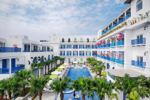 vista aerea sul resort con piscina e palme di Risemount Premier Resort Da Nang a Da Nang