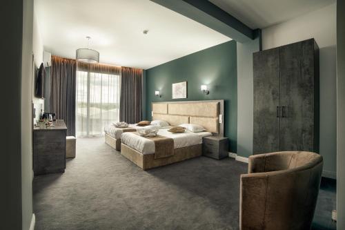 Hotel Nordic Twins في راداوت: غرفة نوم بسريرين ونافذة كبيرة