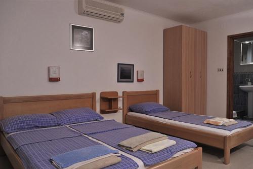 two beds sitting next to each other in a bedroom at Vila Mila in Petrovac na Moru