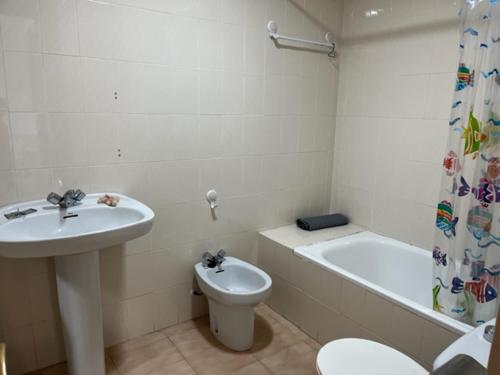 łazienka z umywalką, toaletą i wanną w obiekcie Santa Pola beach 2 habitaciones w mieście Santa Pola