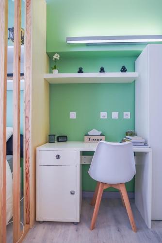 - un bureau avec une chaise blanche dans la chambre dans l'établissement L'HELLENID - Logement Spacieux Proche Cour d'appel Riom, à Riom