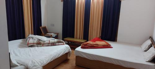 Een bed of bedden in een kamer bij Tushita Ladakh