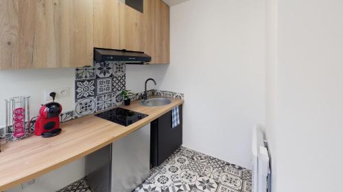 Kuchyňa alebo kuchynka v ubytovaní Hypercentre Toulouse 10 joli studio climatisé