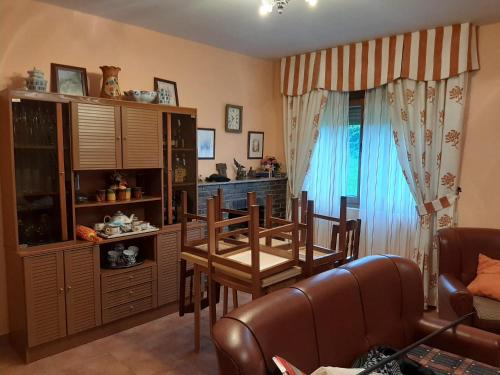 een woonkamer met een tafel en een eetkamer bij Casa Herbellas in Cedeira