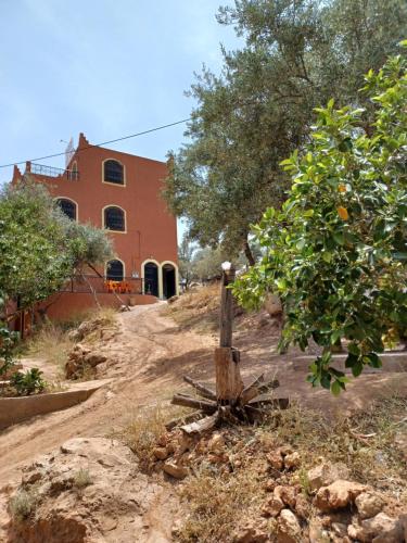 a dirt road in front of a building at Dar rachid ouzoud in Azilal