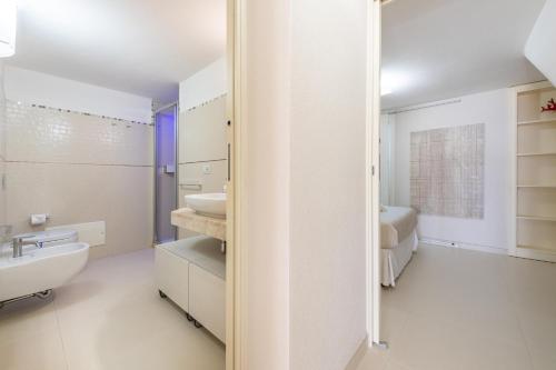 A bathroom at Villa Acquamarina