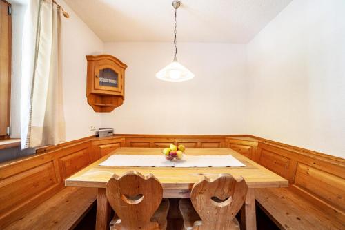a kitchen with a wooden table with fruit on it at Hof am Schloss Apartement Enzian in Montechiaro