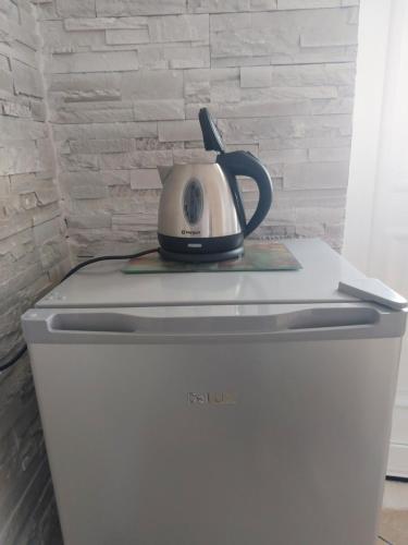a tea kettle sitting on top of a refrigerator at Blue View in Qeparo