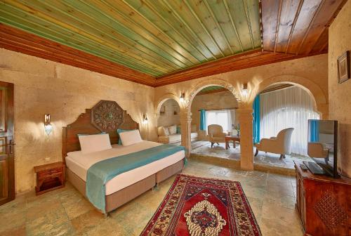 เตียงในห้องที่ Charm Of Cappadocia Cave Suites