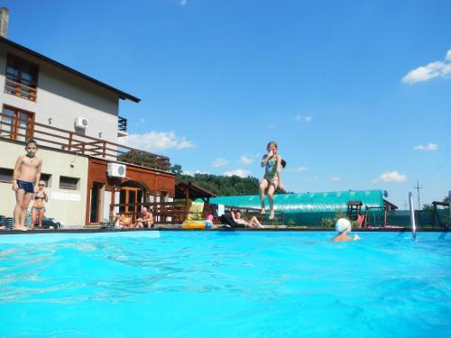 Swimming pool sa o malapit sa Pensiunea Larysse