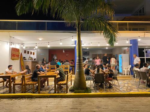un grupo de personas sentadas en mesas en un restaurante en Suites de Lujo Playa Azul, en Tonsupa