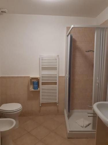 La salle de bains est pourvue d'une douche, de toilettes et d'un lavabo. dans l'établissement casa de blu, à Florence